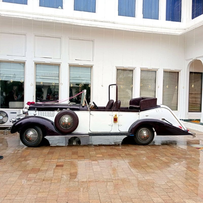 Vintage wedding car photo 1